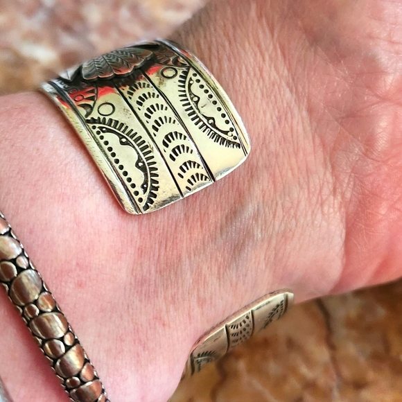 Gorgeous turquoise thunderbird cuff bracelet - Picture 3 of 6